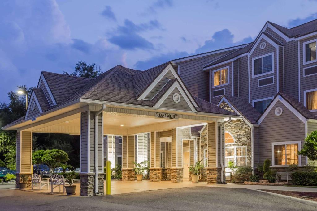 Microtel Inn & Suites by Wyndham Jacksonville Airport Main image 1