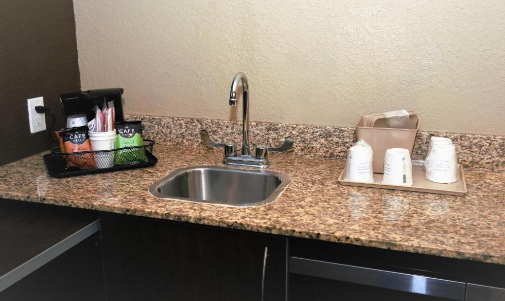 Microtel Inn & Suites by Wyndham Jacksonville Airport Main image 2